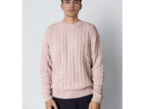 En tidlös kabelstickad tröja i skön bomull för den modemedvetna mannen.