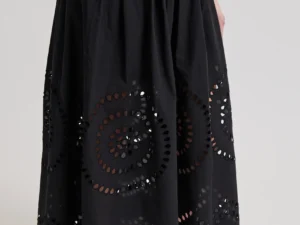Meryl feminin sommarkjol i svart. Skön bomull med hålbroderi detaljer & sydda veck för fint fall.