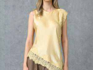 Love1558 En elegant silkelook topp med spetsdetaljer.
