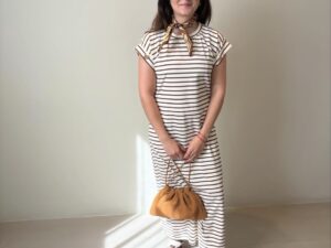 Frederikke läcker klänning från "Continue". Brunrandig med dekorativa knappar på ärmarna.