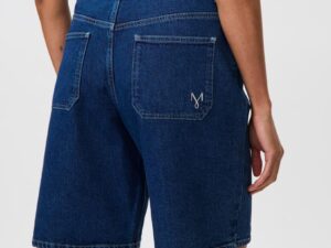 MaParithis snygga, välsittande jeansshorts i klassisk femficksmodell i en fin denimblå kulör.