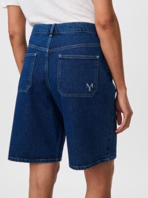 MaParithis snygga, välsittande jeansshorts i klassisk femficksmodell i en fin denimblå kulör.