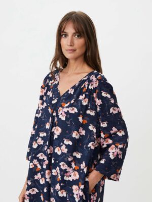 Navine feminin klänning med vackert blommönster.