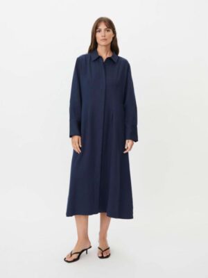 Nysandra en skjortklänning från "Masai" i en fin djupblå kulör.