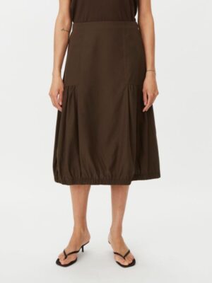 Sucela en mjuk & skön kjol, med en feminin modern look.