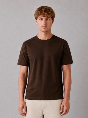 T-shirt i mörkbrunt