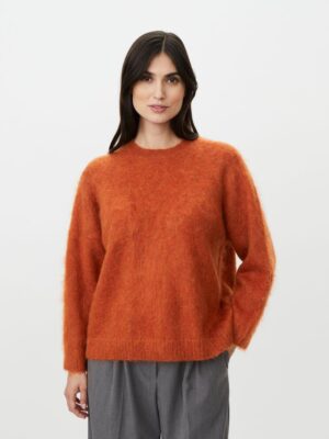 Firdis stickad tröja i ull och mohair finns i två färger.